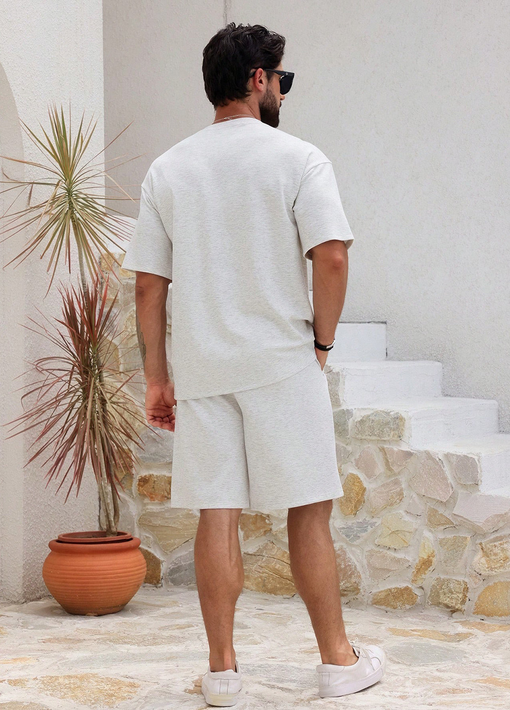 Светло-серый летний костюм (футболка, шорты) с шортами SHEIN