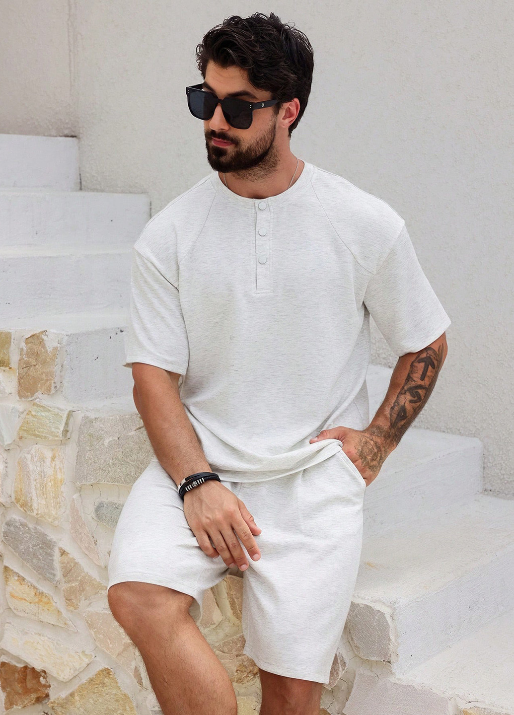 Светло-серый летний костюм (футболка, шорты) с шортами SHEIN