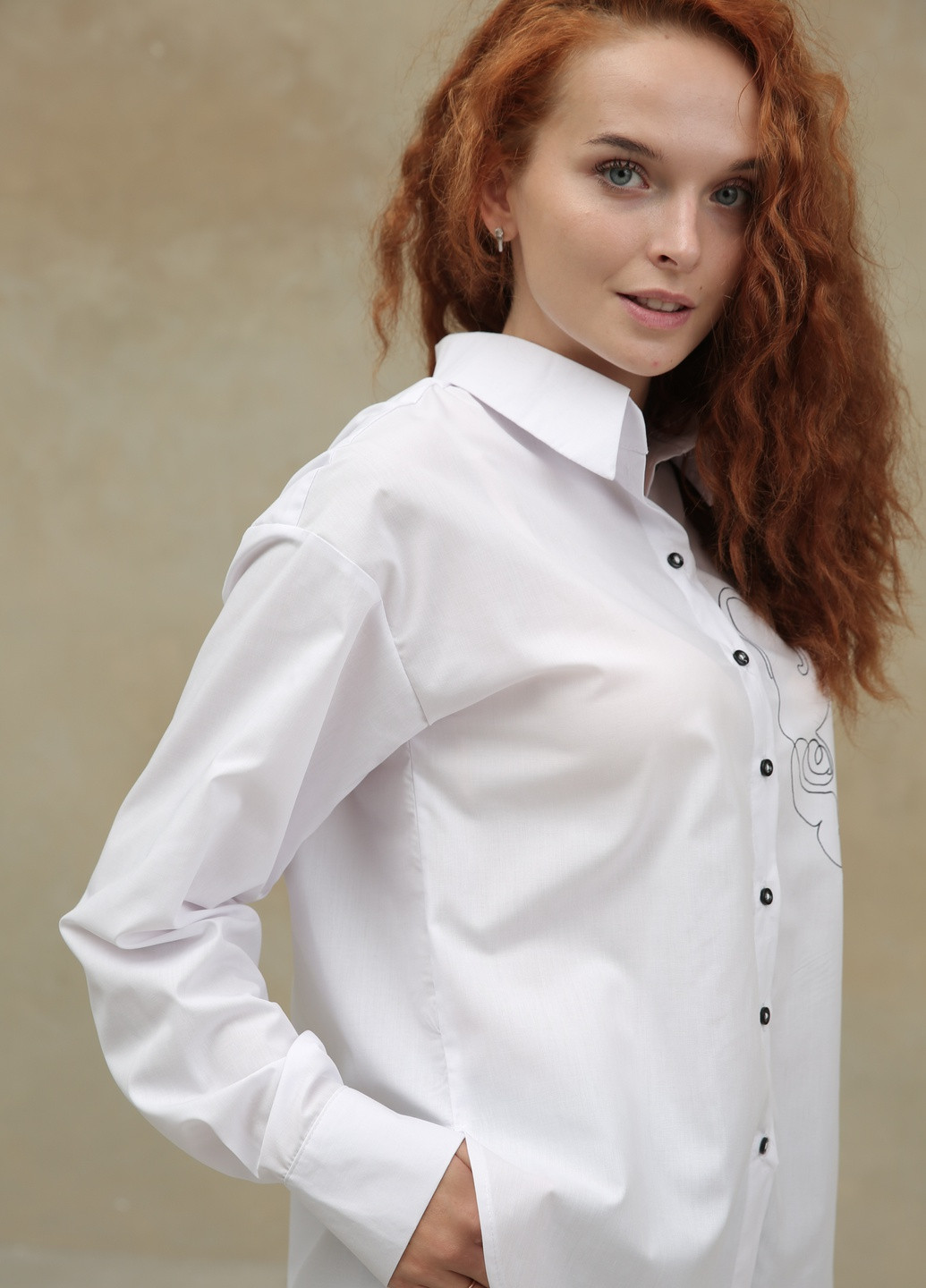 Белая классическая блуза с вышивкой мордочки кота INNOE Рубашка