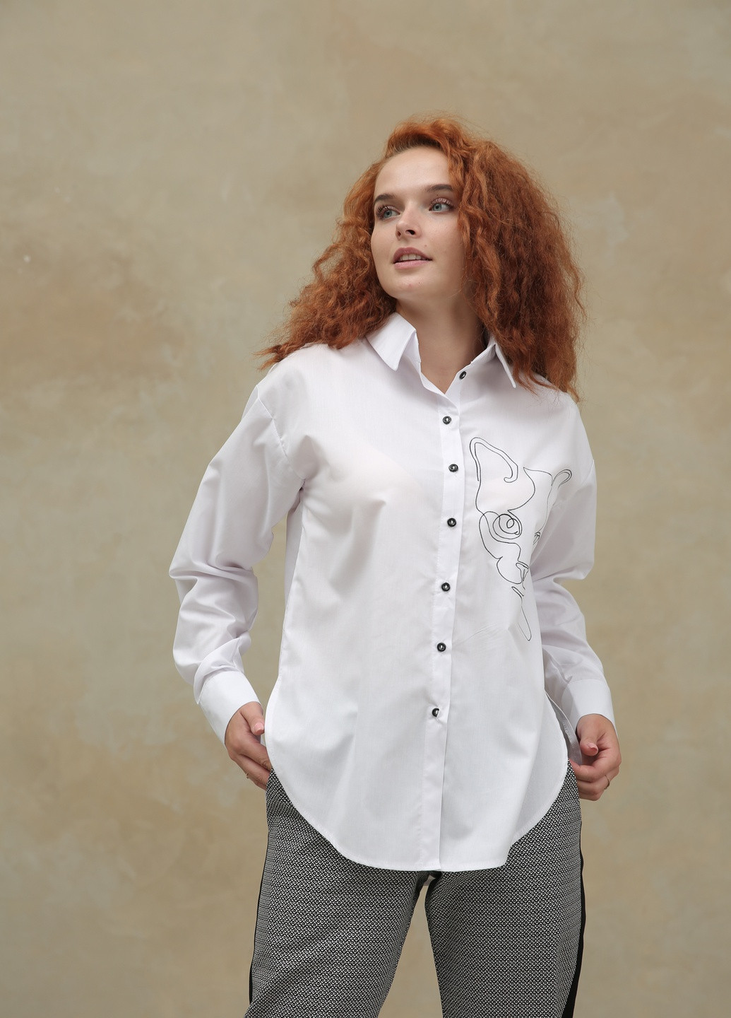 Белая классическая блуза с вышивкой мордочки кота INNOE Рубашка