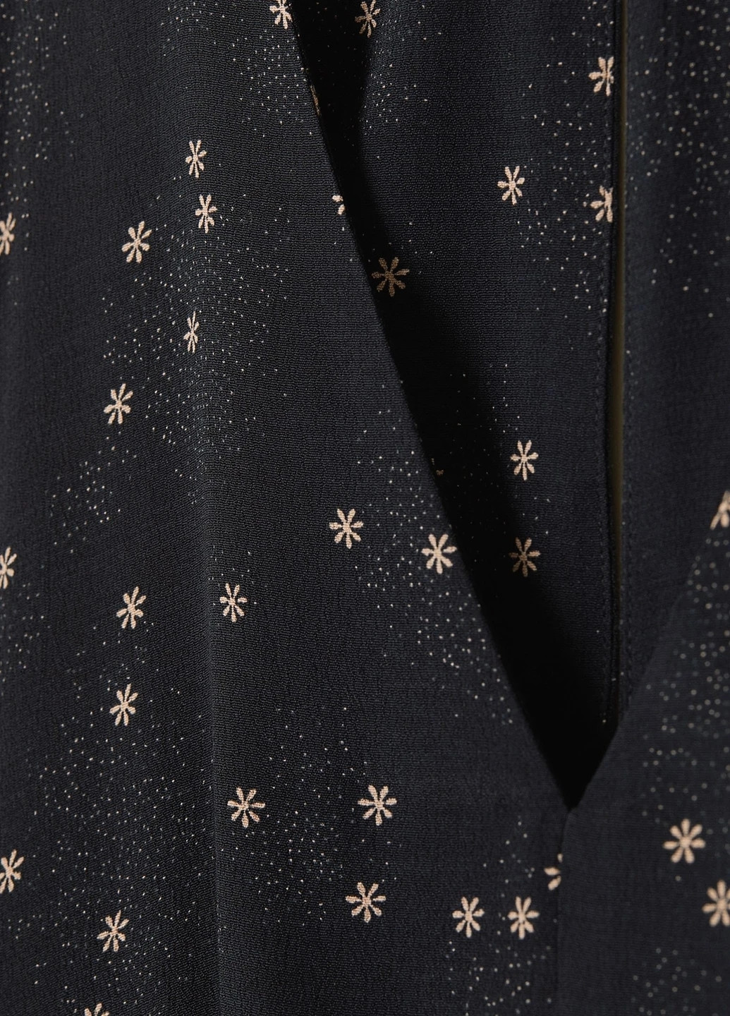 Черное кэжуал платье клеш H&M с цветочным принтом