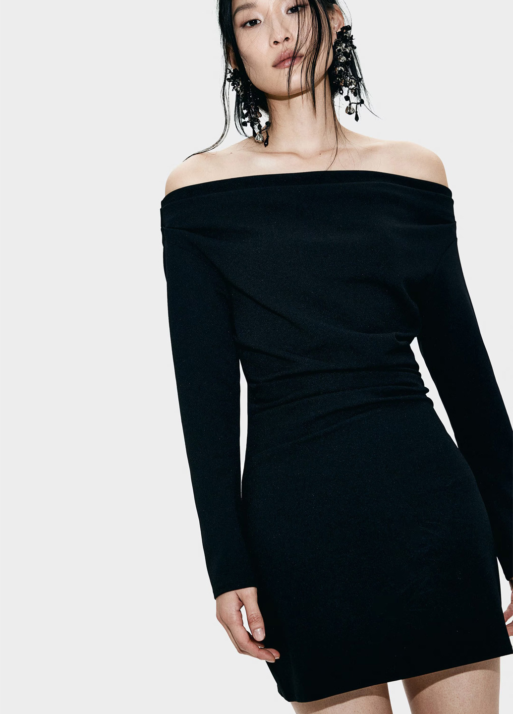 Чорна вечірня сукня з відкритими плечима H&M однотонна