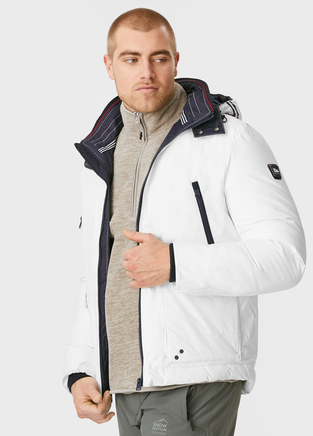 Белая зимняя куртка C&A