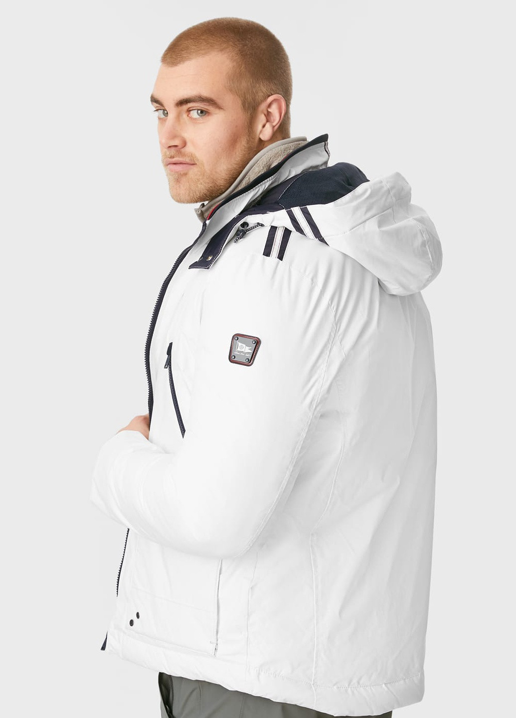 Белая зимняя куртка C&A