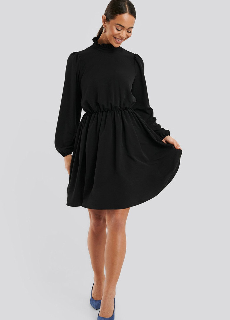 Чорна кежуал сукня NA-KD однотонна