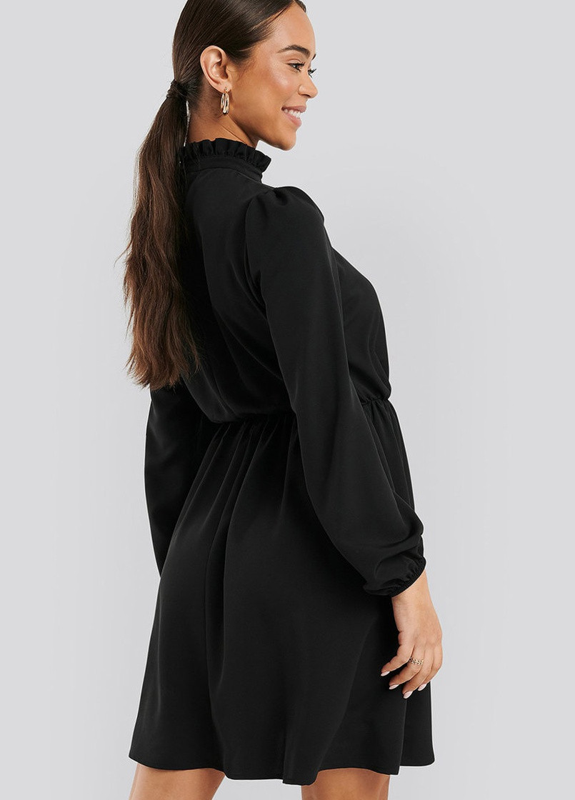 Чорна кежуал сукня NA-KD однотонна