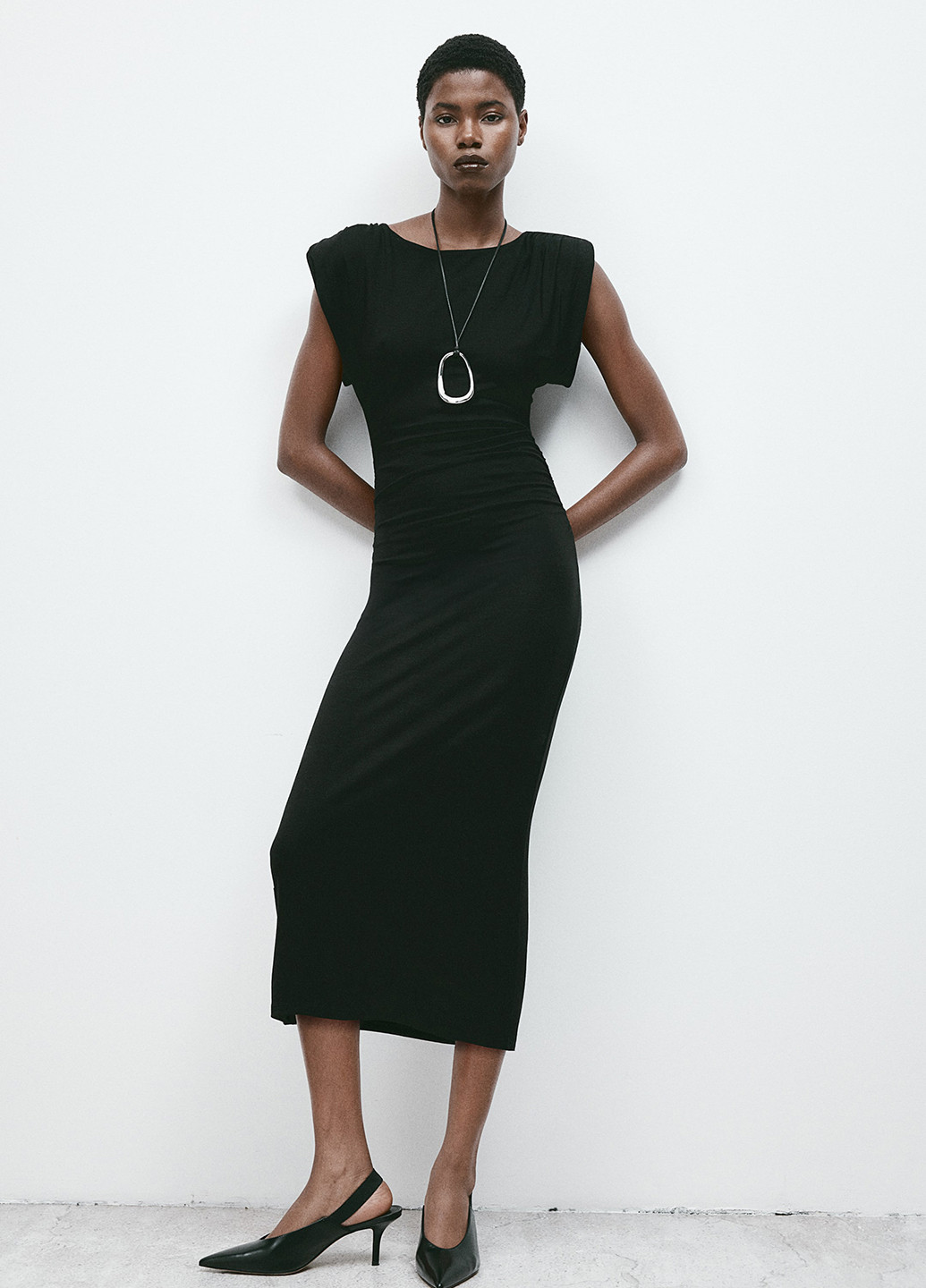 Черное кэжуал платье силуэтная H&M однотонное