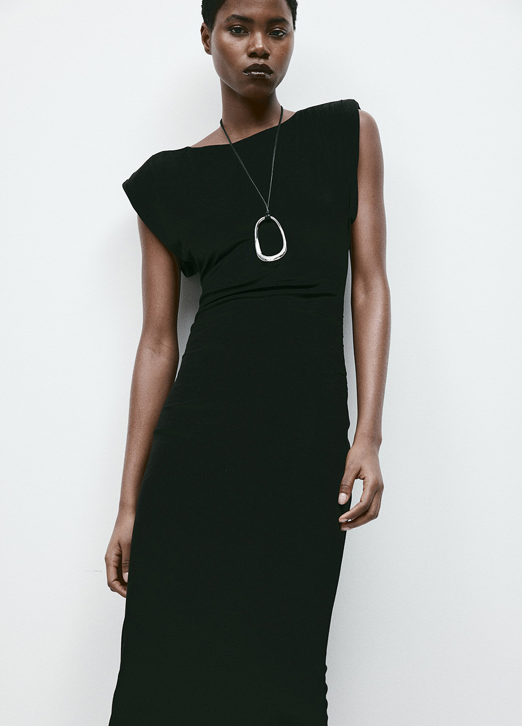 Черное кэжуал платье силуэтная H&M однотонное