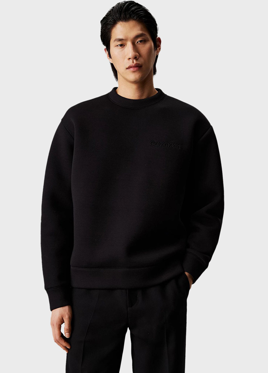 Черный свитшот Calvin Klein однотонный тиснение (346673352)