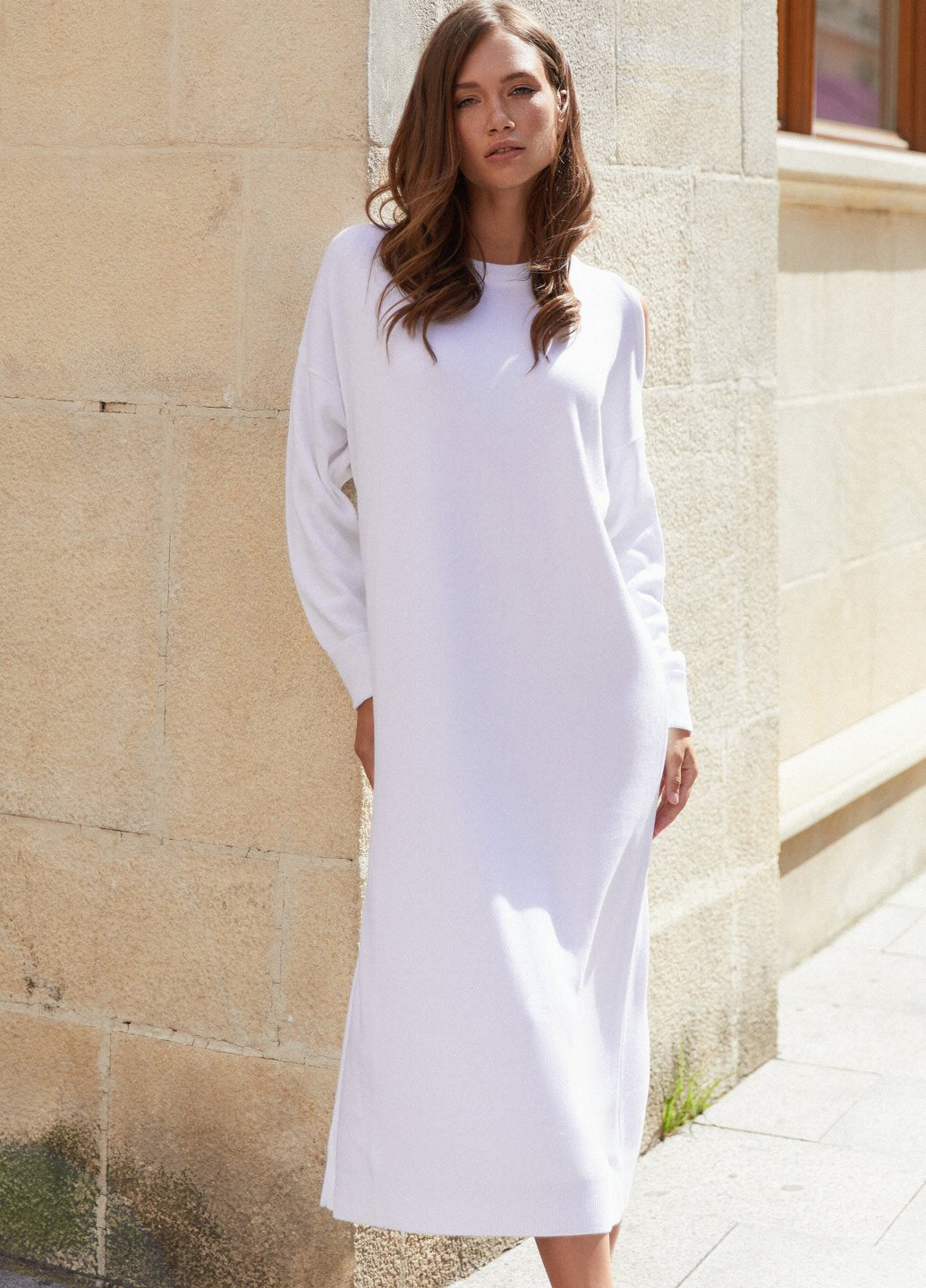 Белое кэжуал платье с открытыми плечами Gepur однотонное