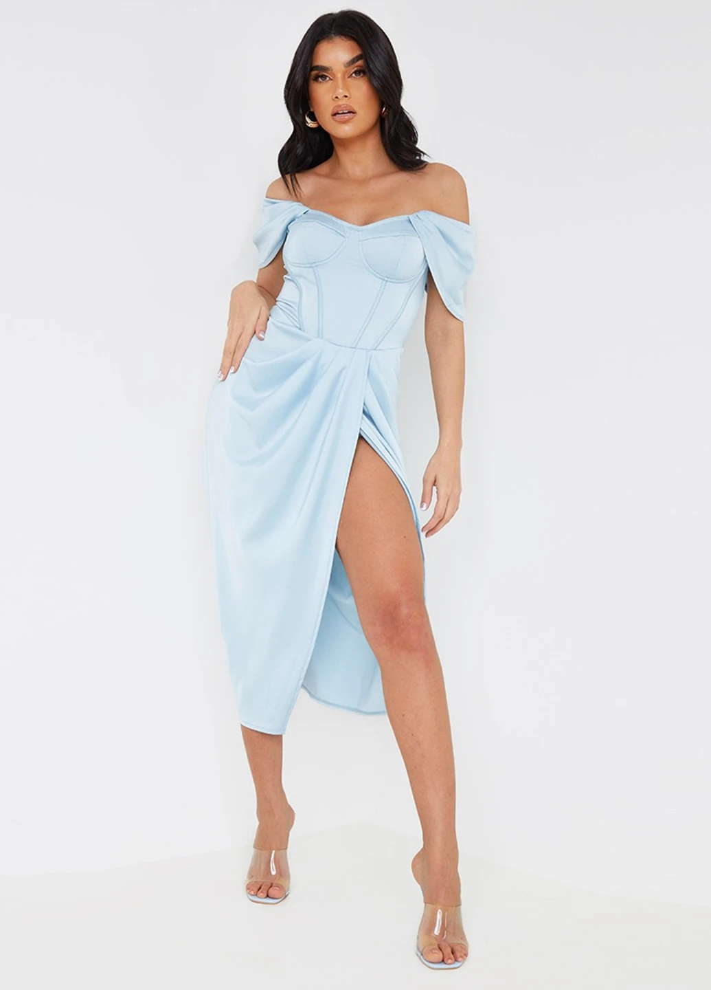 Светло-голубое вечернее платье с открытыми плечами PrettyLittleThing однотонное