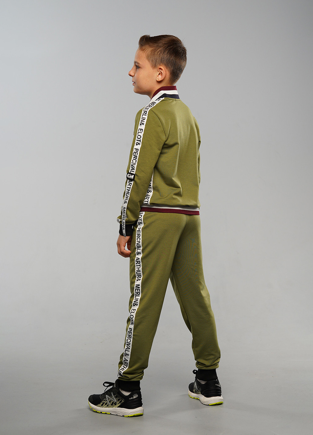 Оливковый (хаки) демисезонный спортивный костюм с надписями Sinthia (192445467)