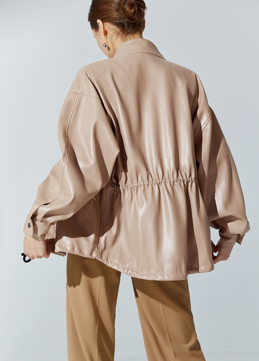 Бежева демісезонна шкіряна куртка вільного крою Gepur