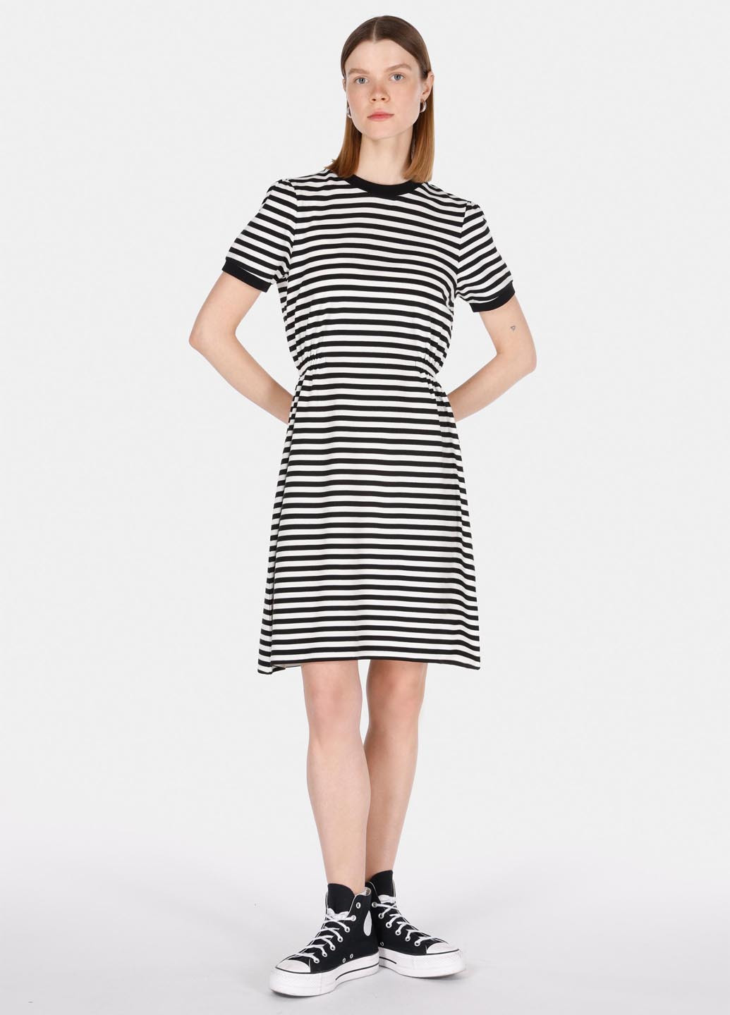 Черно-белое кэжуал платье платье-футболка Colin's в полоску