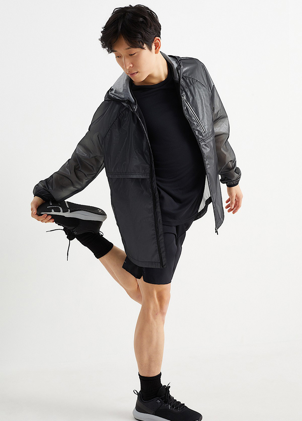 Сіра демісезонна вітровка C&A