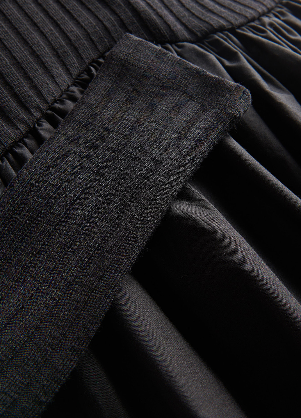 Чорна кежуал сукня в стилі армпір Reserved однотонна