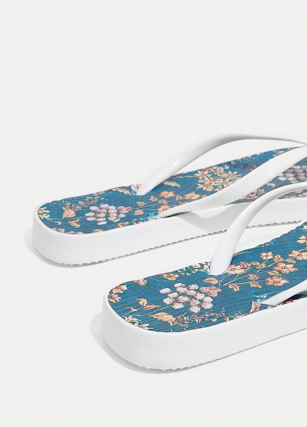 Белые кэжуал, пляжные шлепанцы SHEIN с белой подошвой