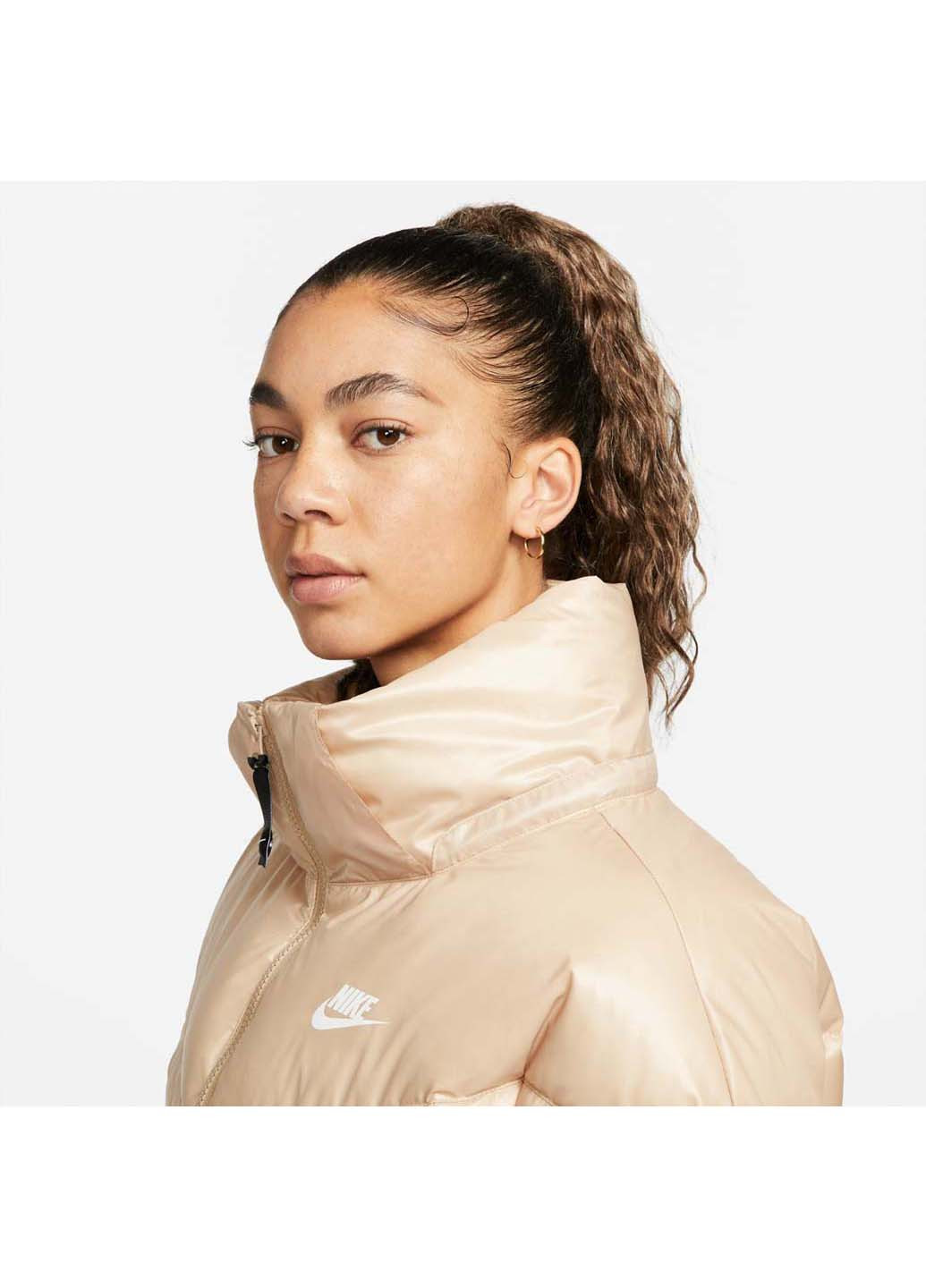 Бежевая демисезонная куртка Nike