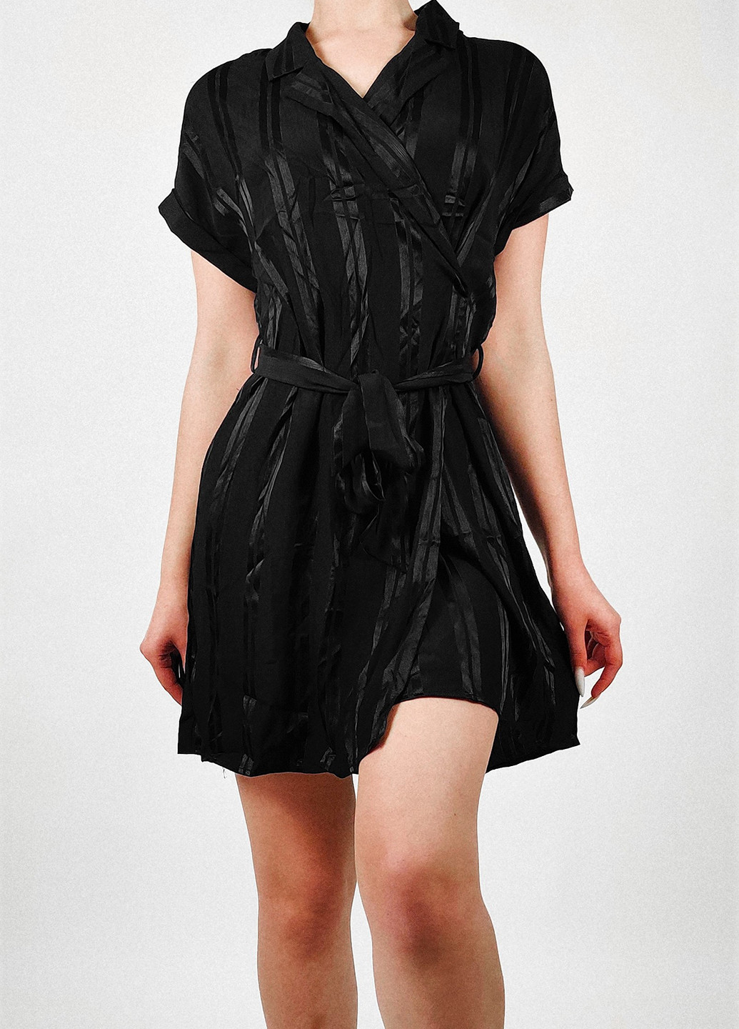 Черное кэжуал платье на запах Monki однотонное