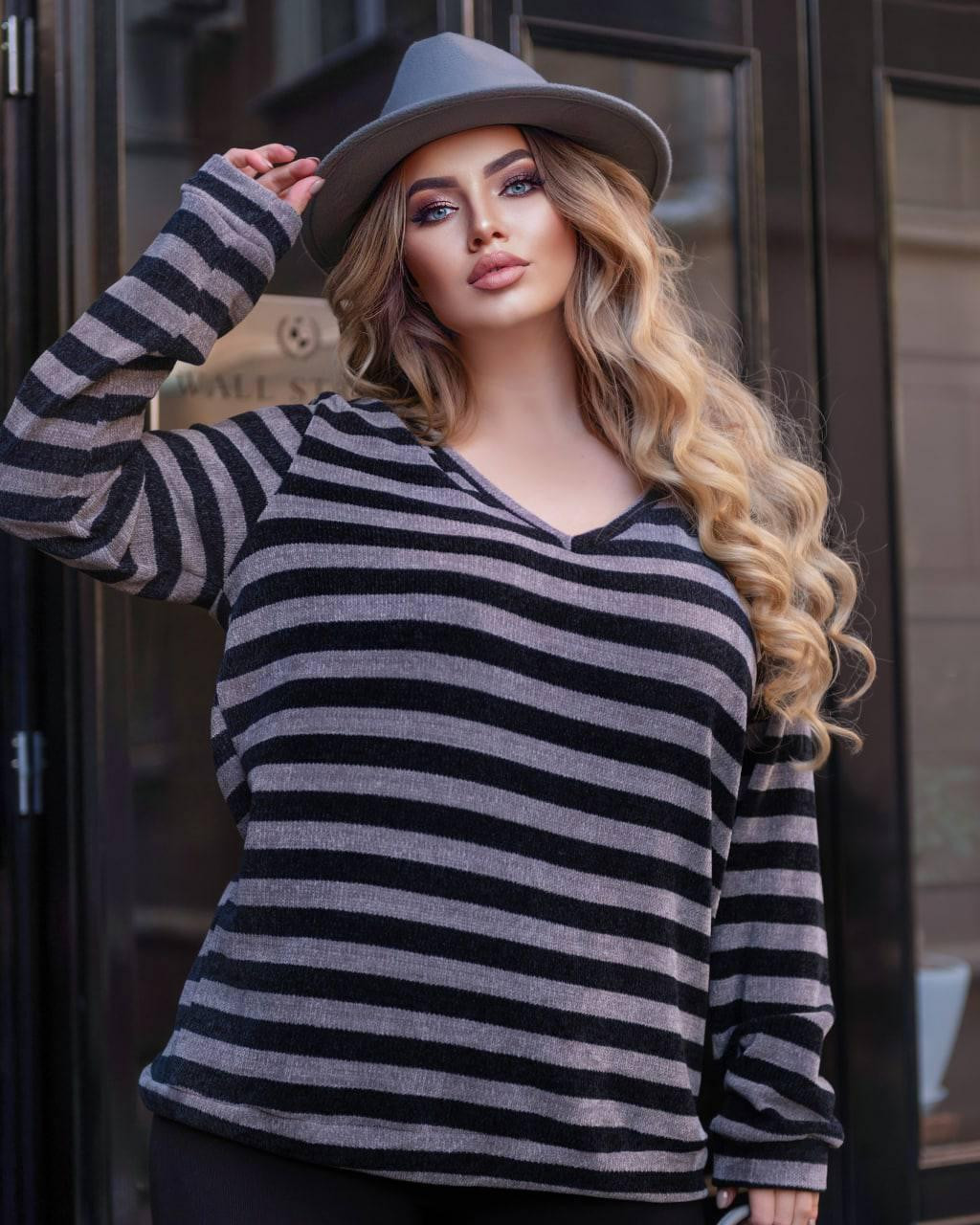 Черный женский свитер в полоску черного цвета 382739 New Trend