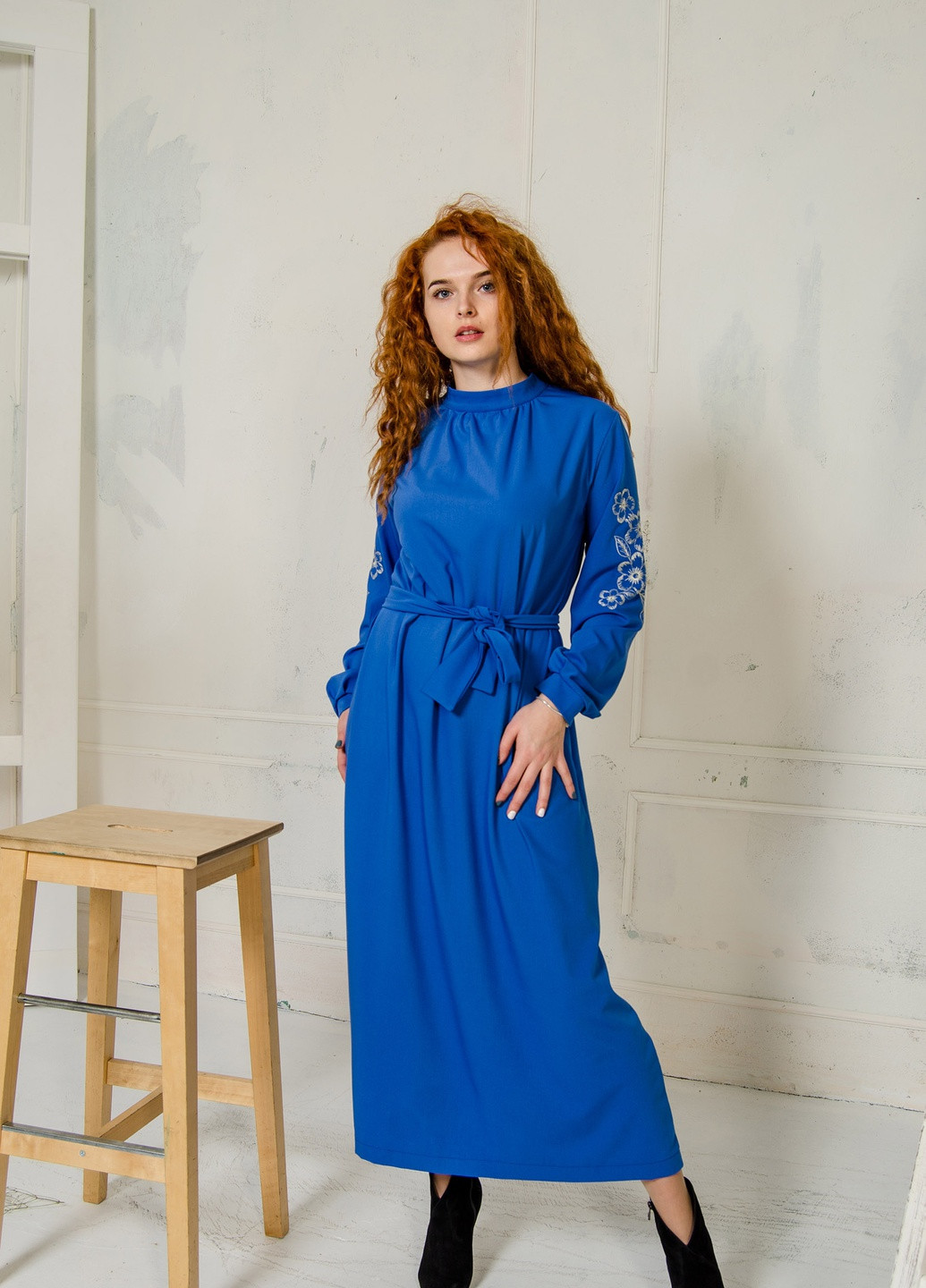 Синее кэжуал длинное платье с вышивкой на рукавах INNOE однотонное