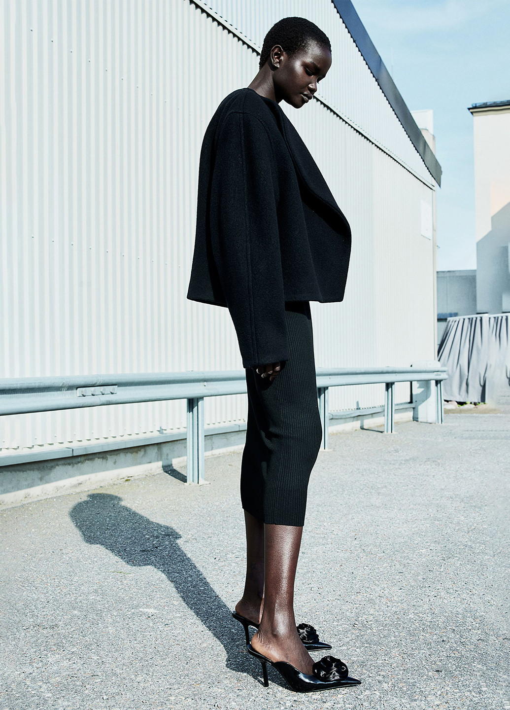 Чорна кежуал сукня силуетна H&M однотонна