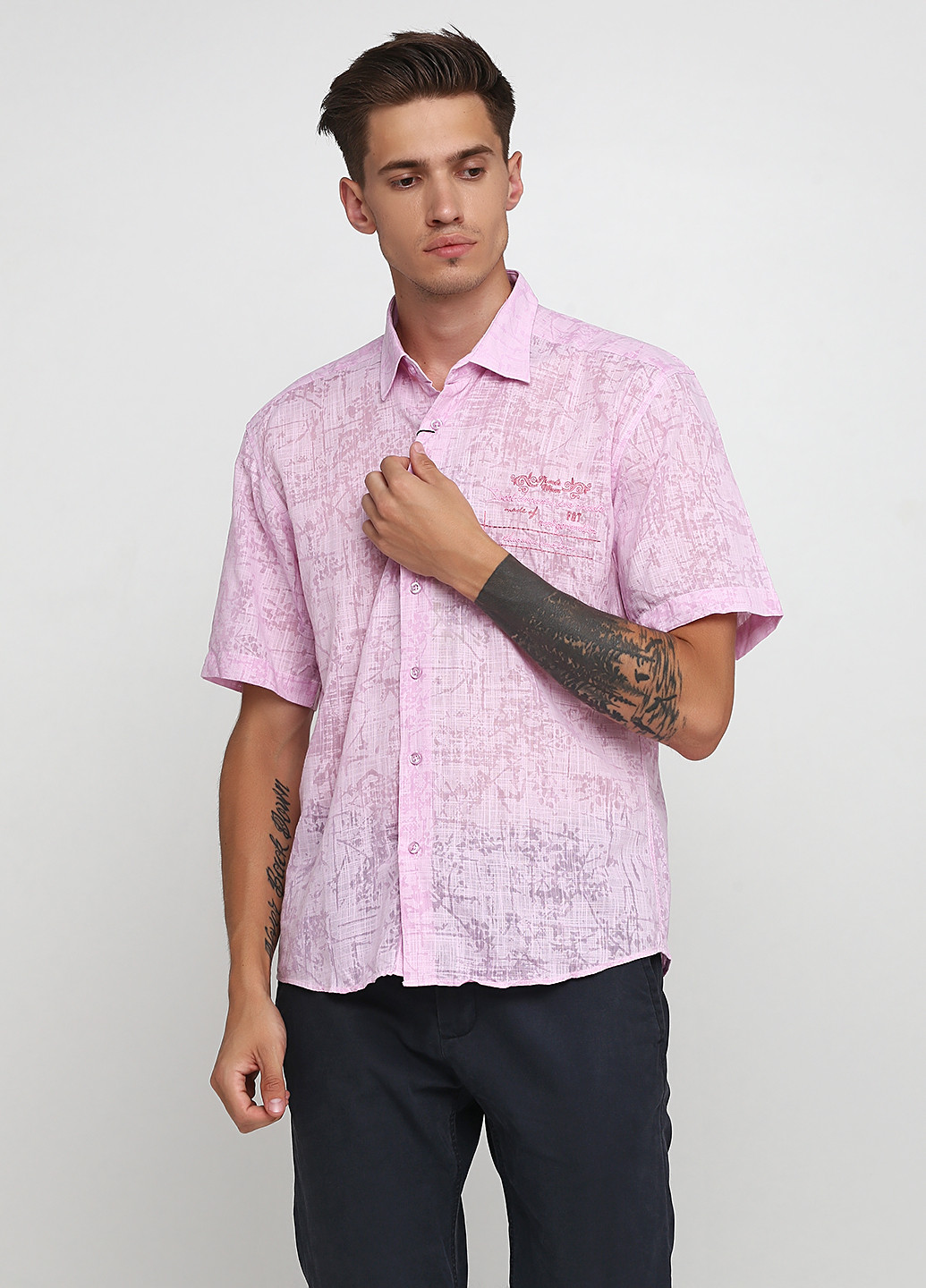 Светло-розовая кэжуал рубашка с абстрактным узором F & T