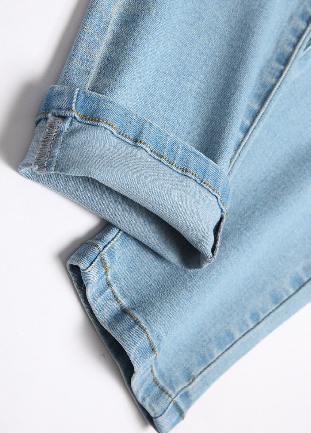 Голубые демисезонные зауженные джинсы SHEIN