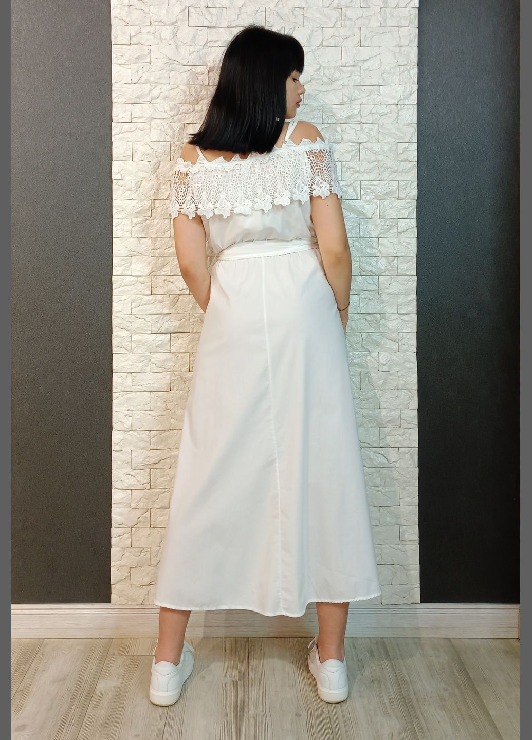Белое кэжуал платье а-силуэт, с открытыми плечами Lumina однотонное