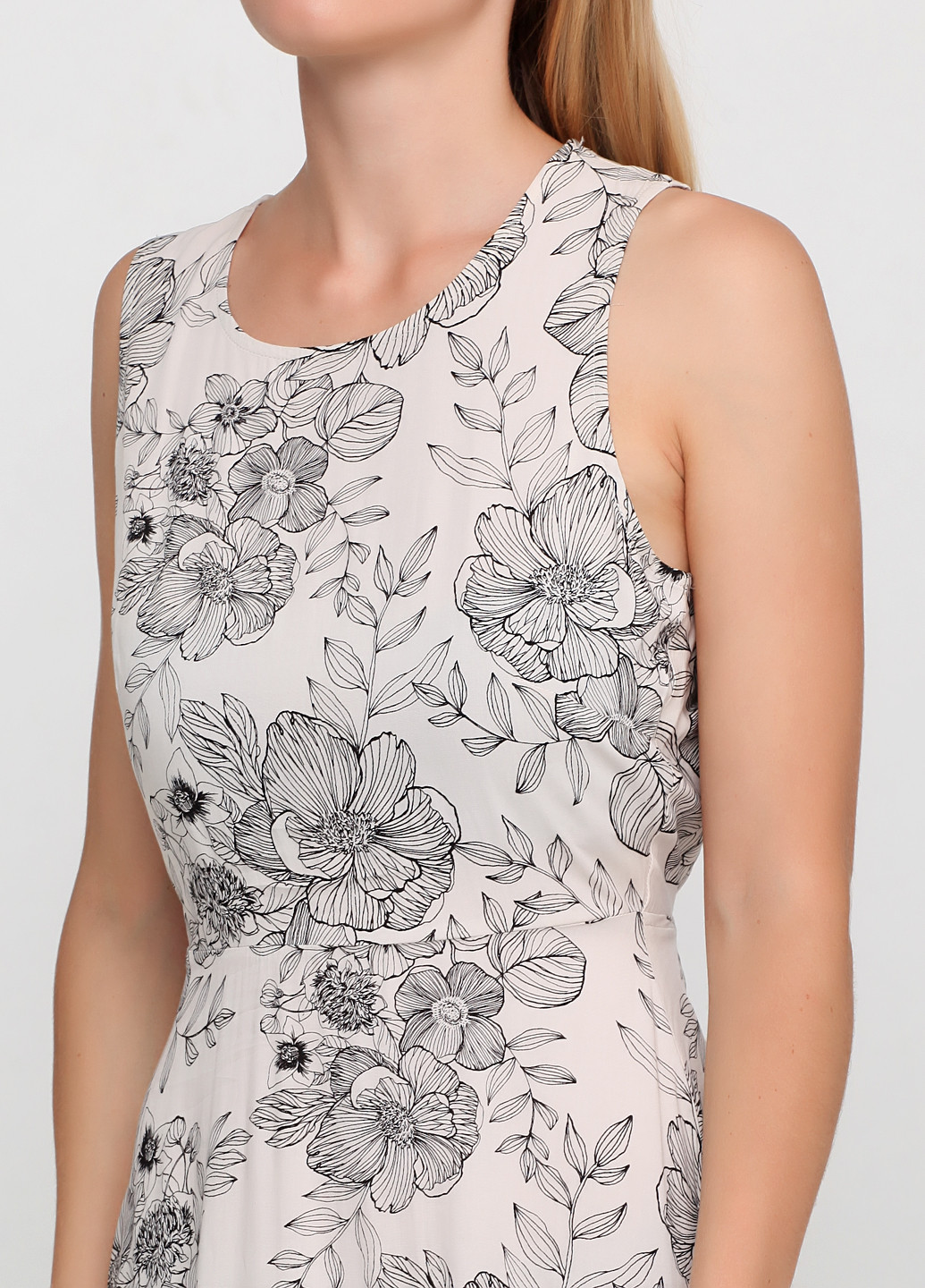 Бежевое кэжуал платье с открытой спиной MBYM с цветочным принтом