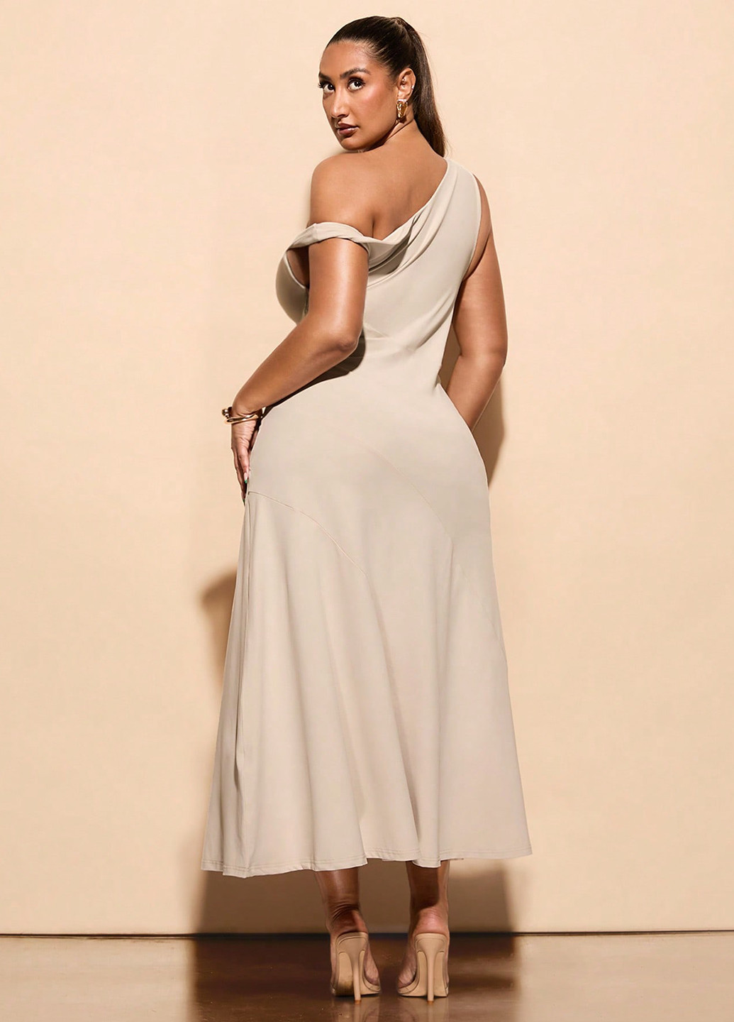 Светло-бежевое вечернее, кэжуал платье на одно плечо SHEIN однотонное