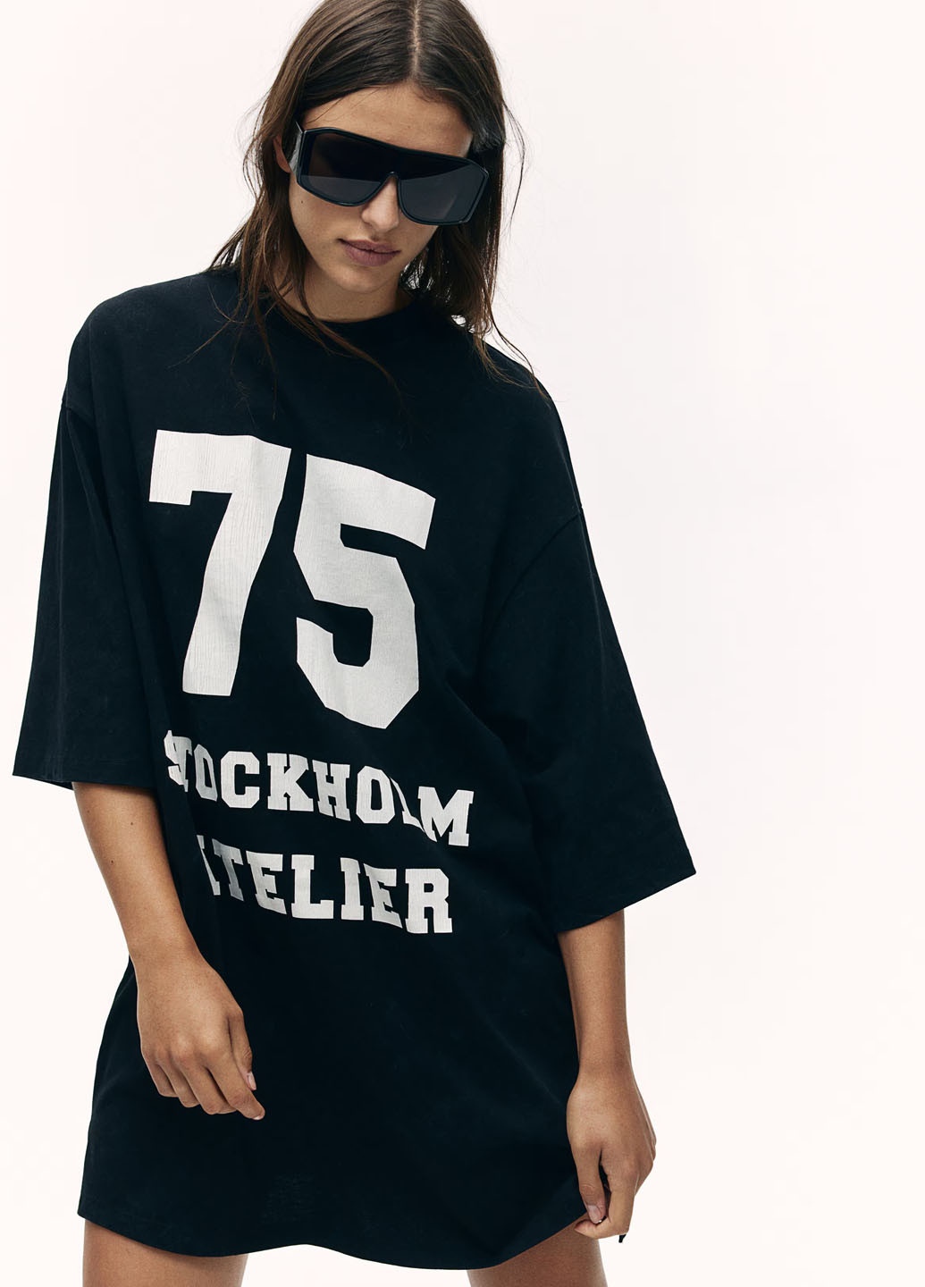 Черное кэжуал платье платье-футболка H&M с надписью