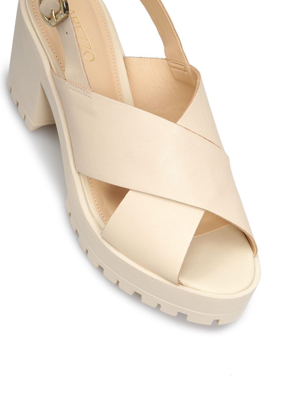 Айвори босоножки Arezzo с ремешком на тракторной подошве