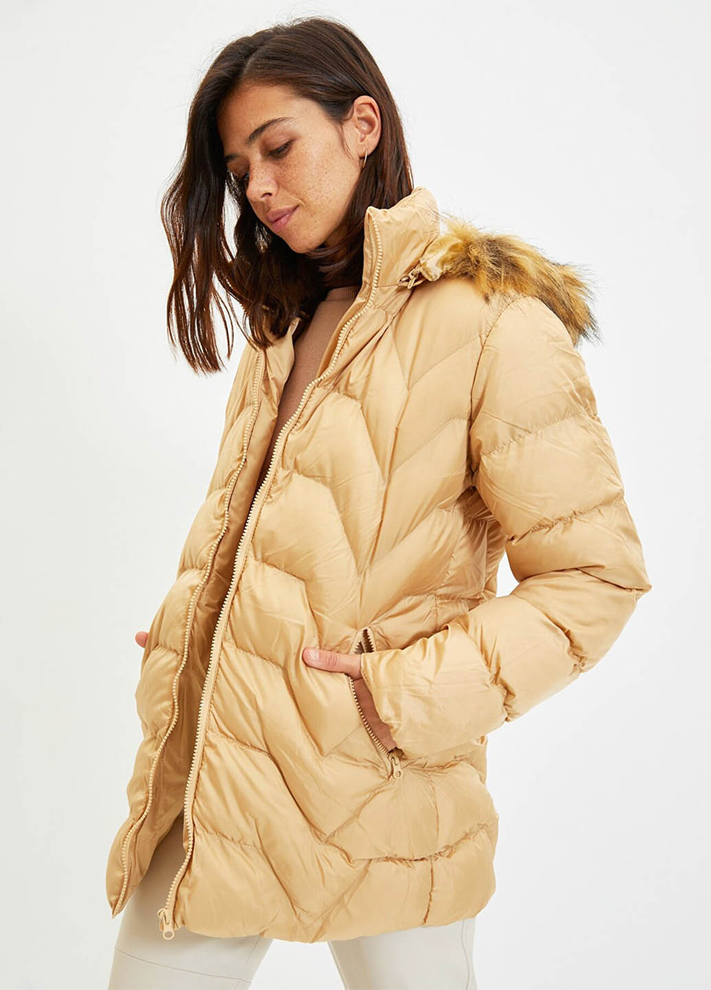 Бежевая зимняя куртка Trendyol