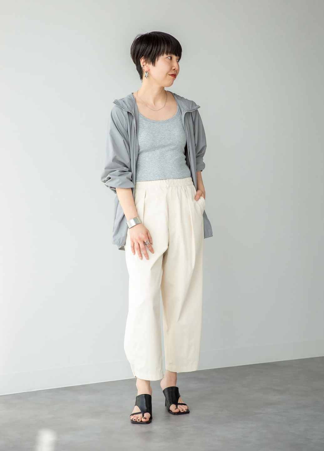 Серая демисезонная куртка Uniqlo