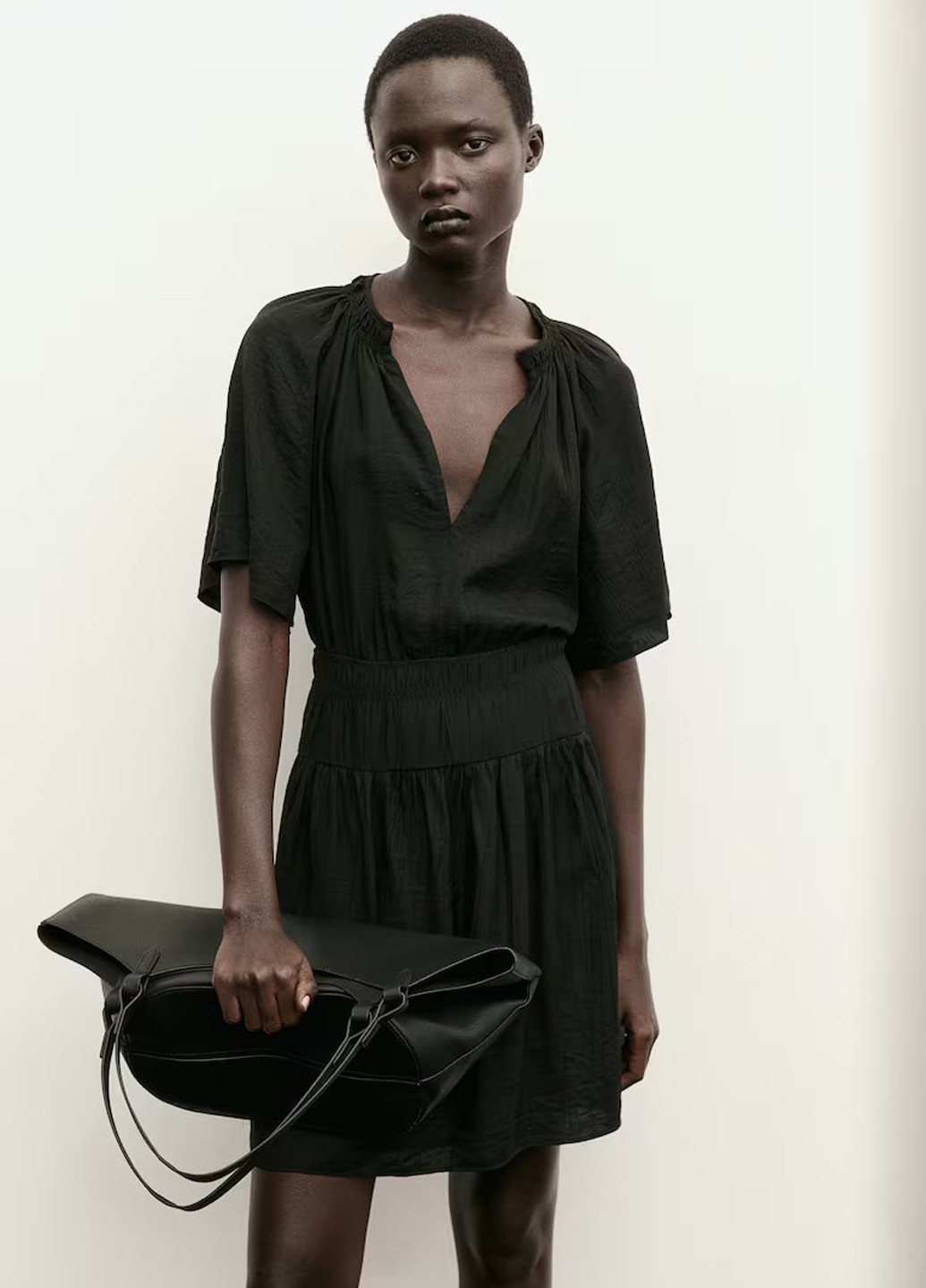 Черное кэжуал платье клеш H&M однотонное