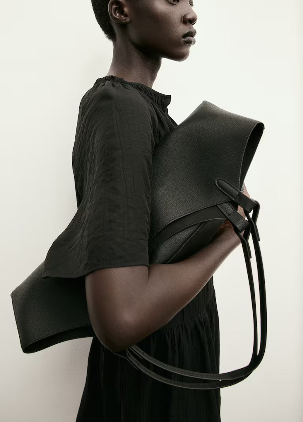 Черное кэжуал платье клеш H&M однотонное