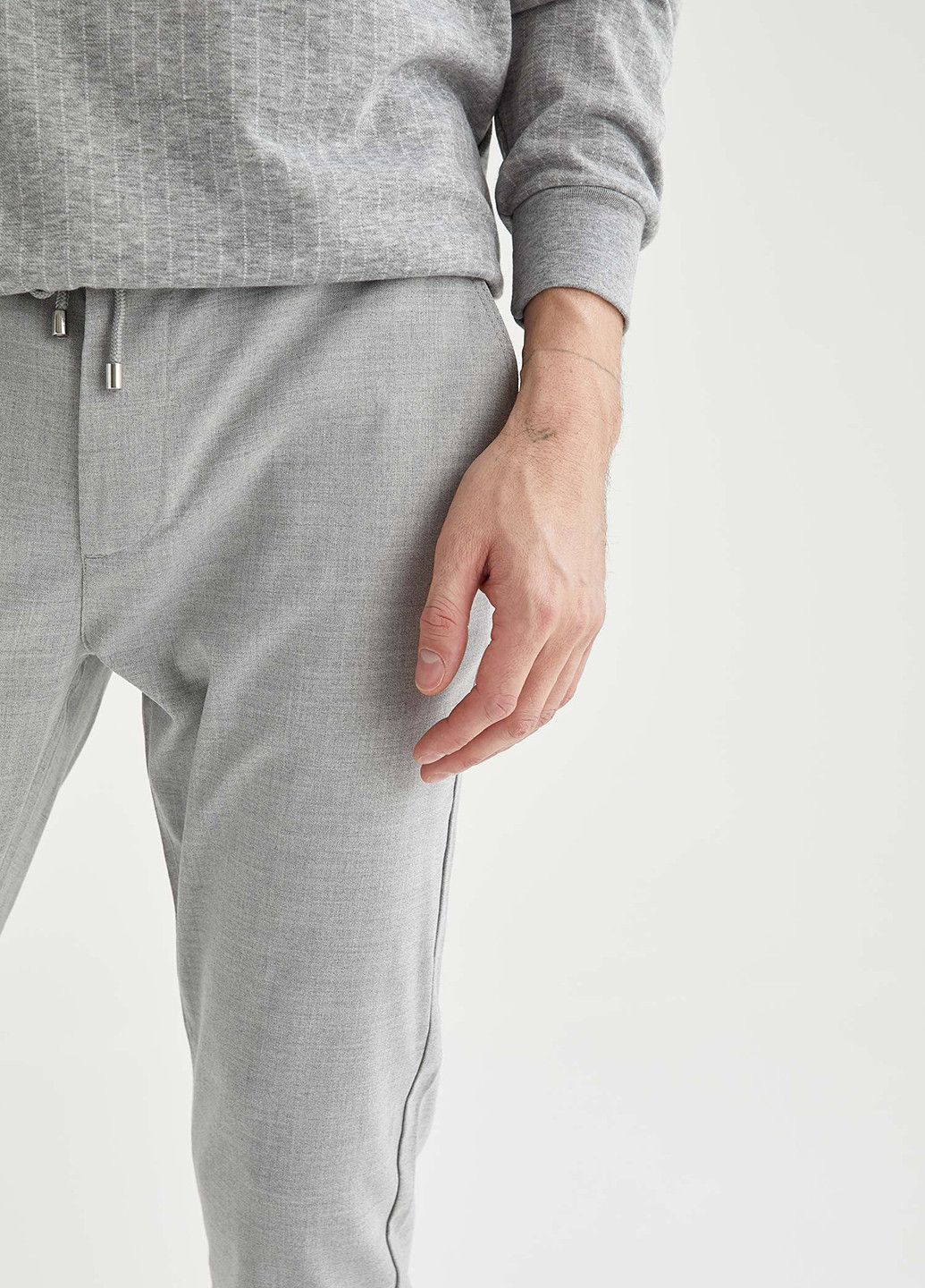 Серые кэжуал демисезонные зауженные брюки DeFacto