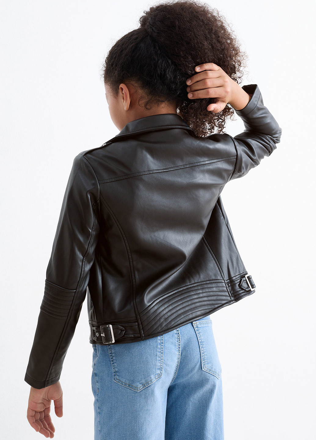 Чорна демісезонна куртка косуха C&A