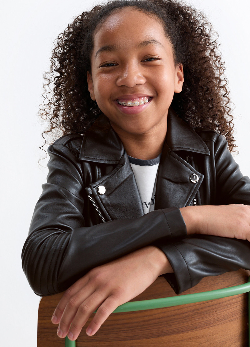 Чорна демісезонна куртка косуха C&A