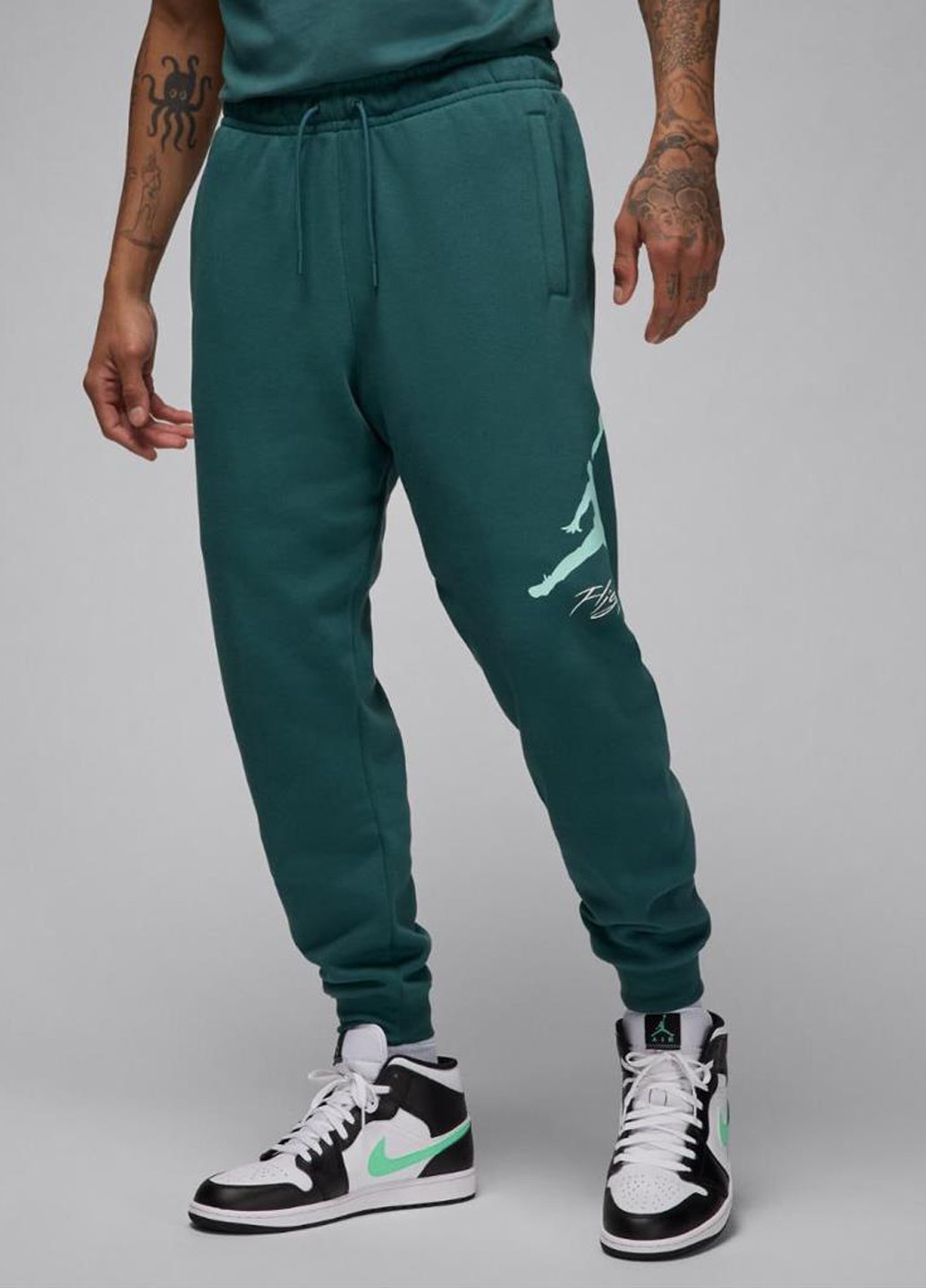 Зеленые спортивные демисезонные джоггеры брюки Jordan