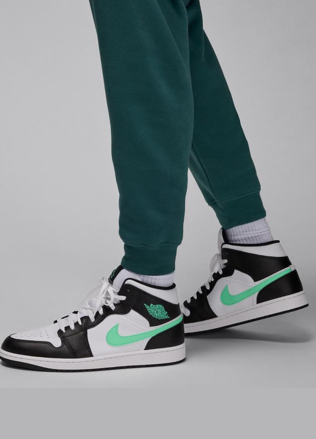 Зеленые спортивные демисезонные джоггеры брюки Jordan