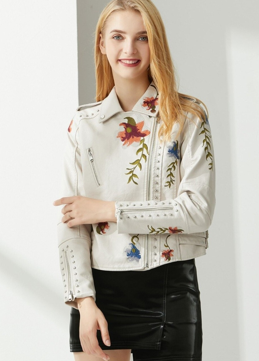 Молочна демісезонна куртка жіноча зі штучної шкіри з вишивкою bright flowers Berni Fashion 55642