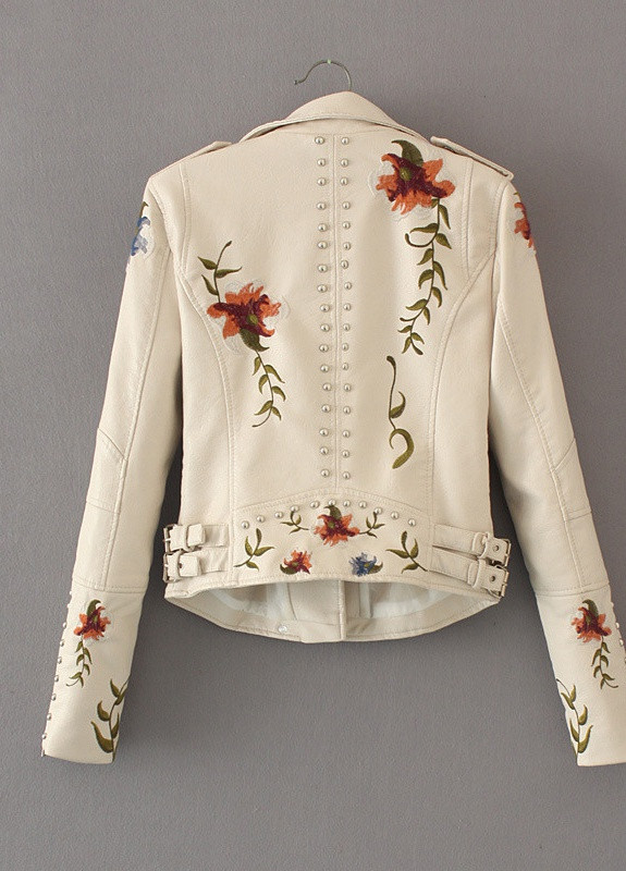Молочная демисезонная куртка женская из искусственной кожи с вышивкой bright flowers Berni Fashion 55642