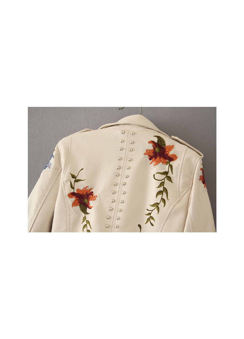 Молочна демісезонна куртка жіноча зі штучної шкіри з вишивкою bright flowers Berni Fashion 55642