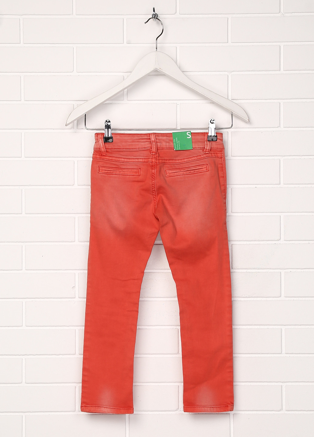 Красные демисезонные джинсы United Colors of Benetton