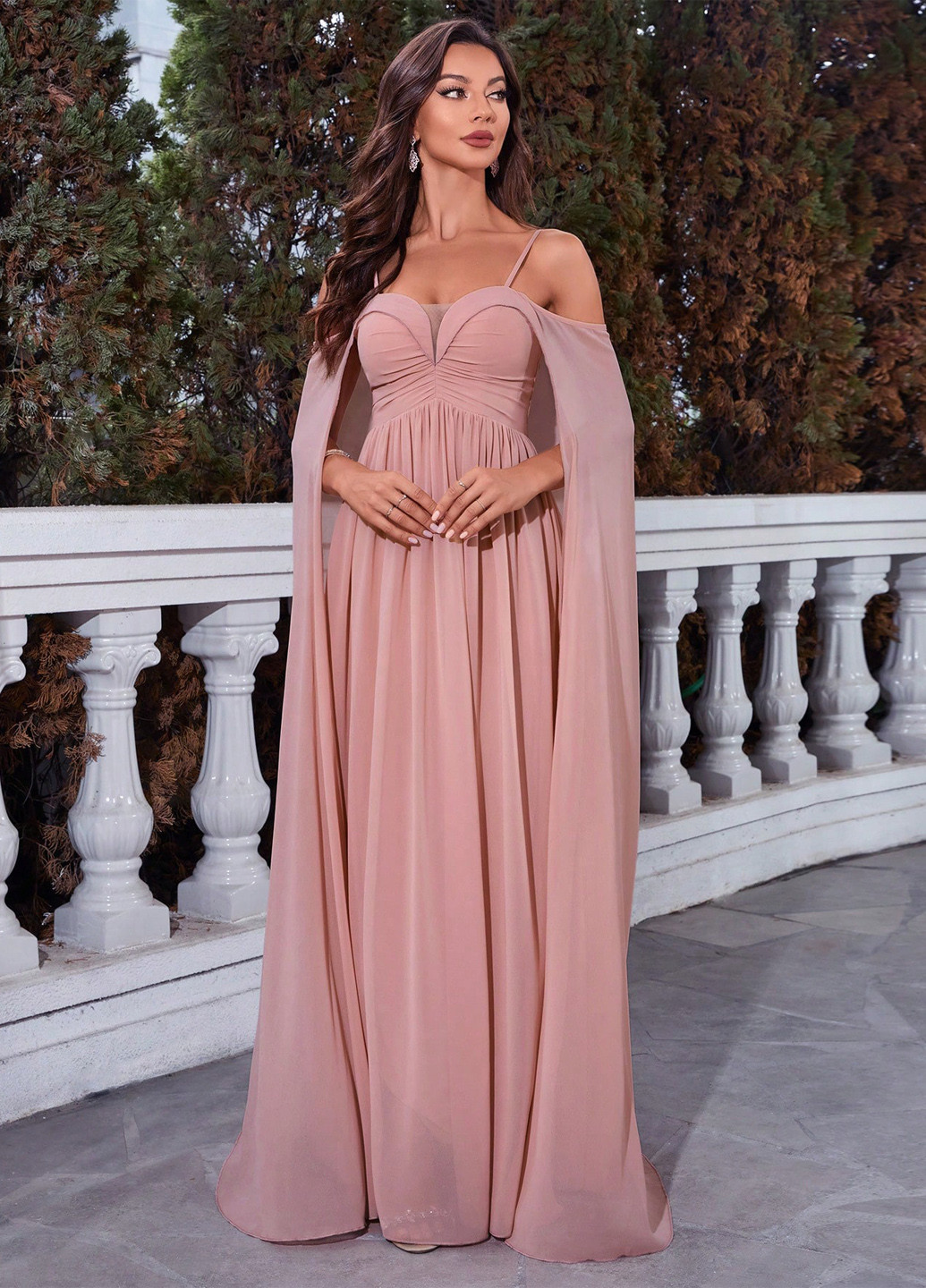 Светло-розовое вечернее платье платье-кейп, в стиле ампир, с открытыми плечами SHEIN однотонное