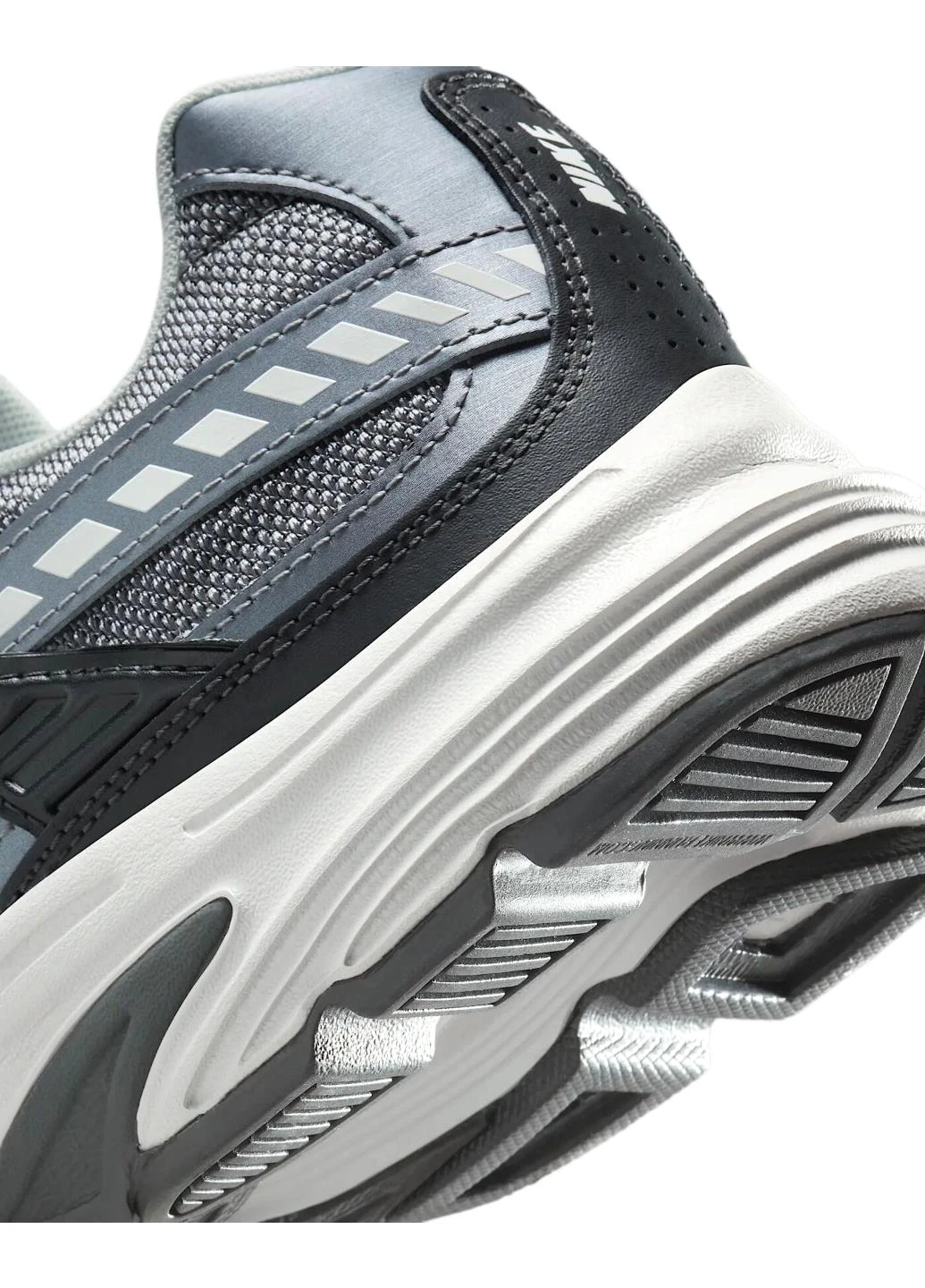 Серые демисезонные кроссовки ib3083-001 Nike Initiator