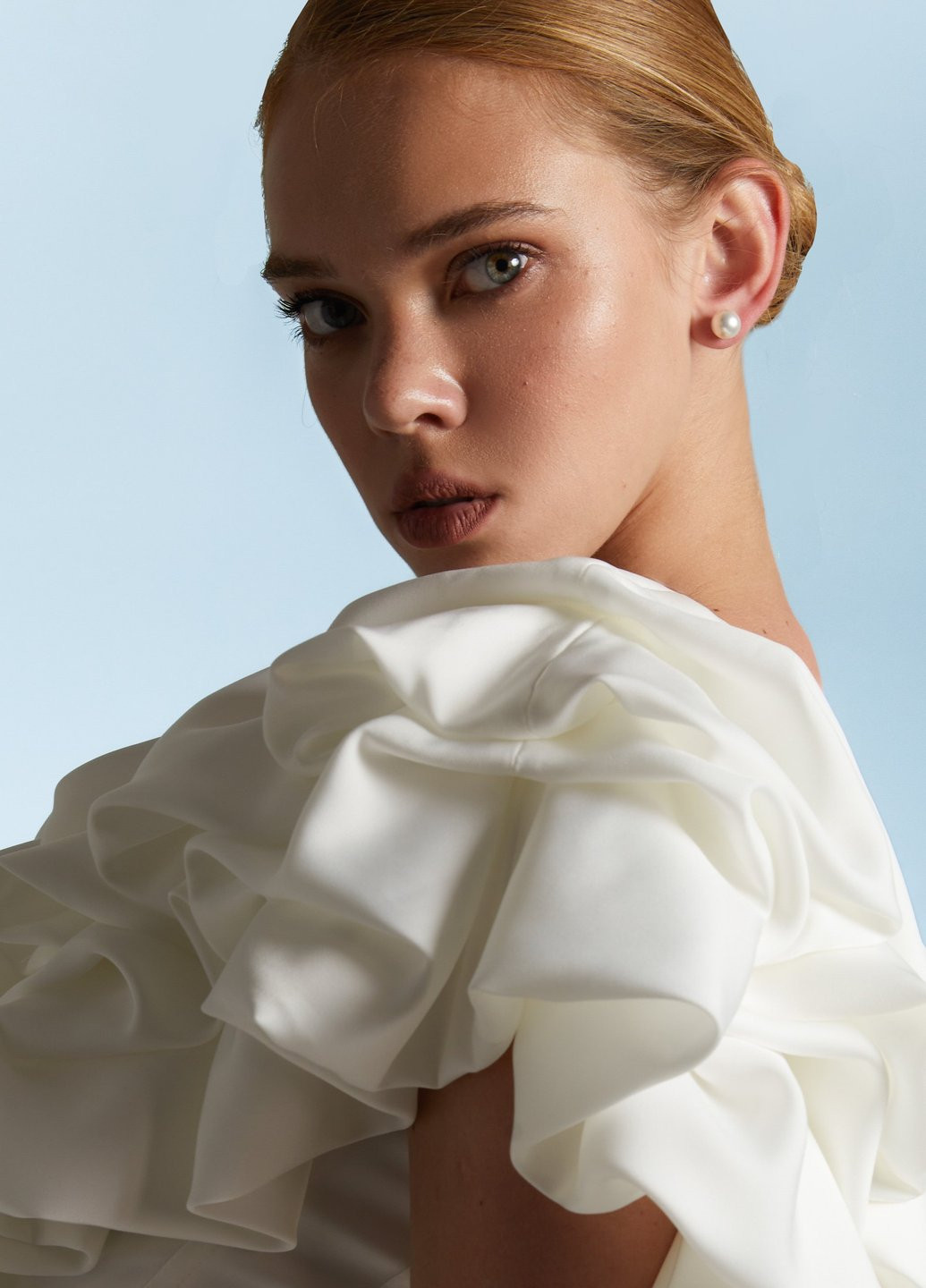 Молочное кэжуал платье на одно плечо Gepur однотонное