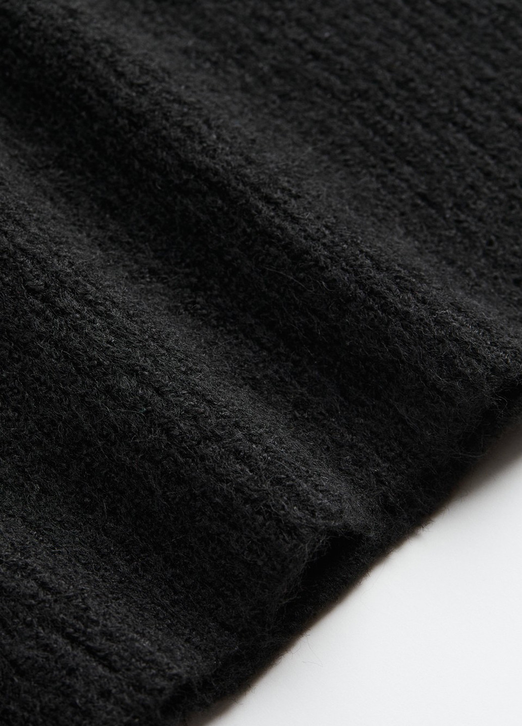 Черное кэжуал платье с открытыми плечами H&M однотонное